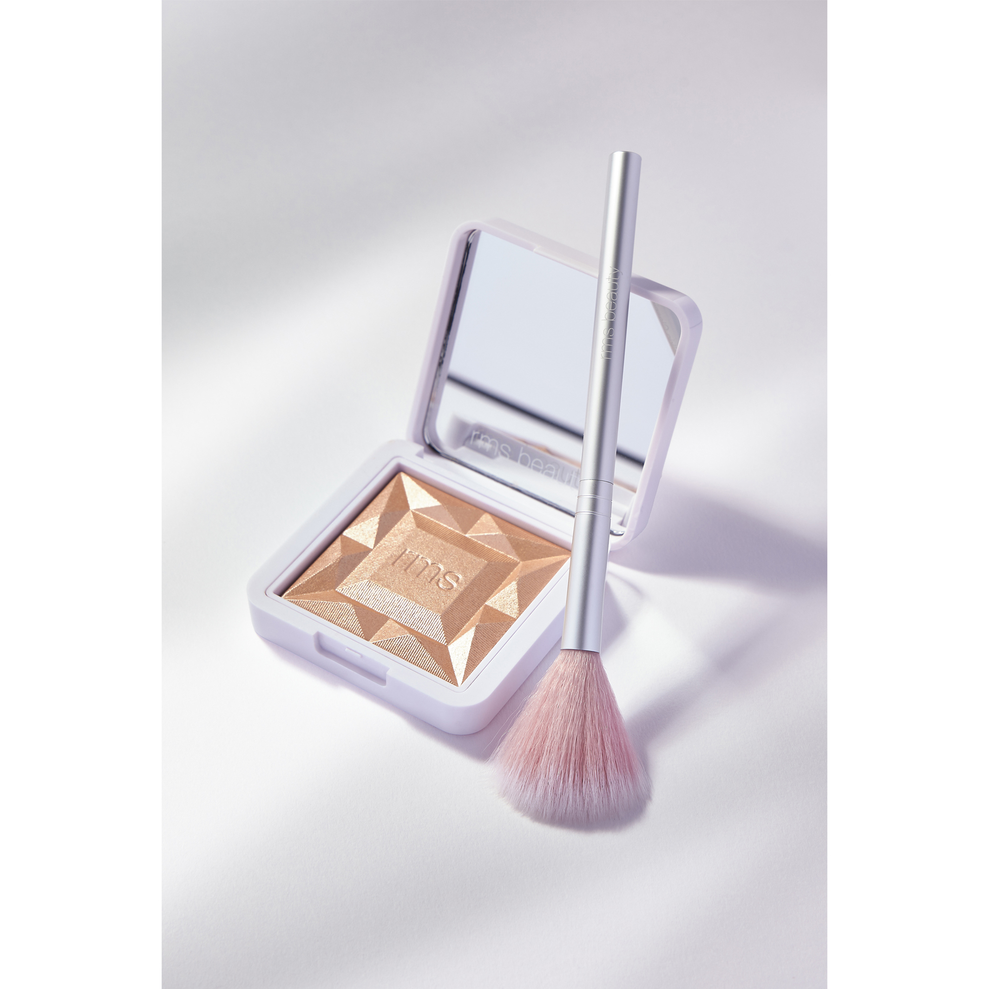 Vějířovitý štětec RMS Beauty Skin2Skin Classic Fan Brush